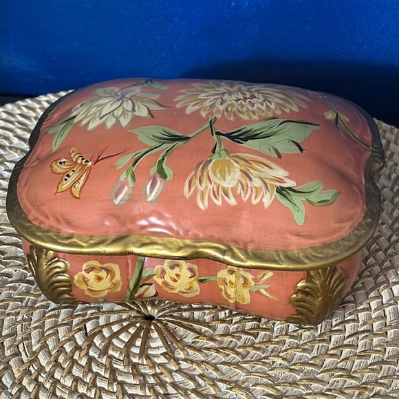 Vintage TOYO Ceramic Vanity Box, Antique Rose Base with Handpainted Flowers - Picture 2 of 9